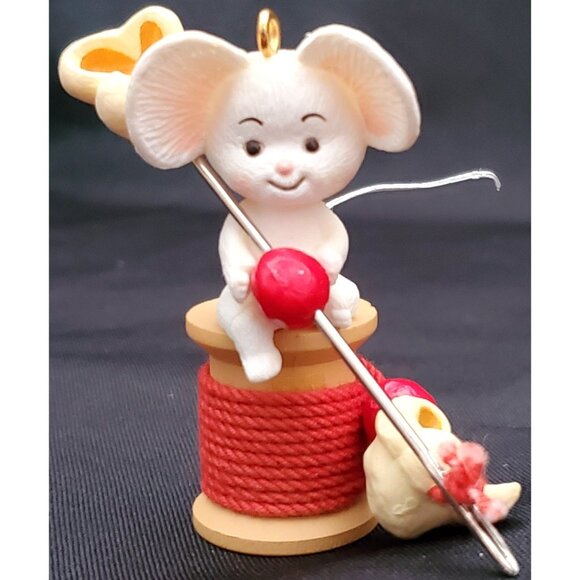 Hallmark POPCORN MOUSE Christmas Ornament Chris Mouse stringing cranberries 1986 - Picture 8 of 9